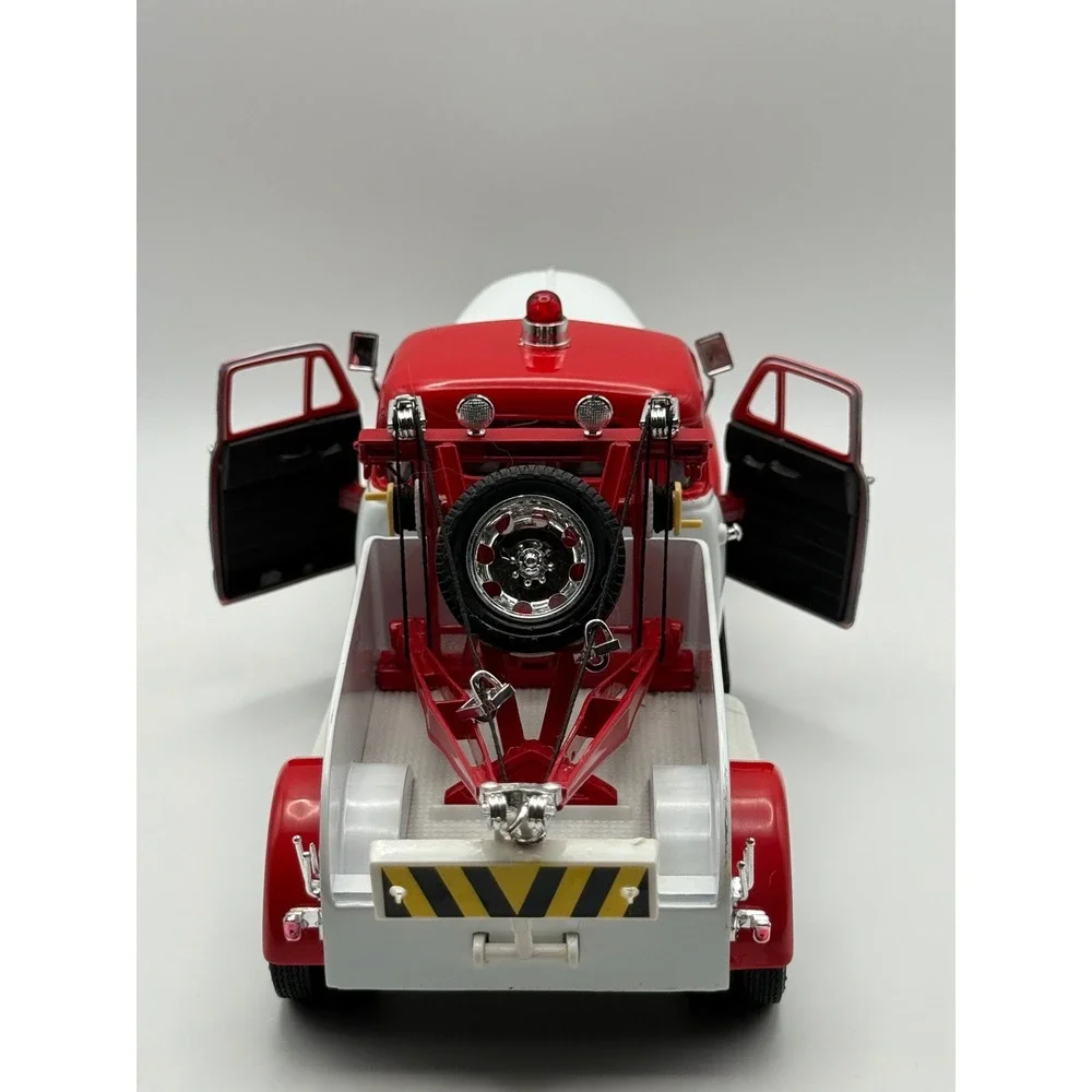 1953 Chevrolet 3100 Tow Truck Diecast Red White Thunder Towing Wrecker‎ 1/24